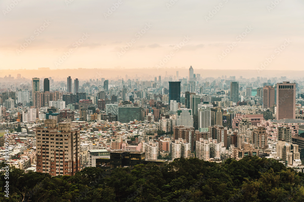 Obraz premium Aerial panorama over Downtown Taipei with layers of mountain in background in the dusk from Xiangshan Elephant Mountain in the evening.