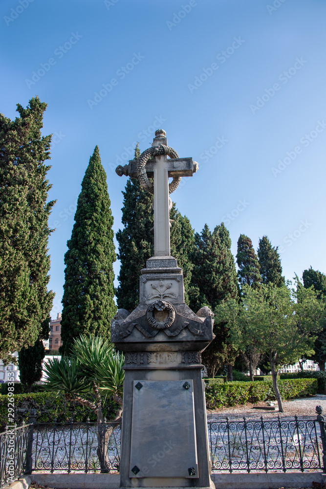 Fototapeta premium Alter Grabstein mit Kreuz und Einfriedung in Spanien 