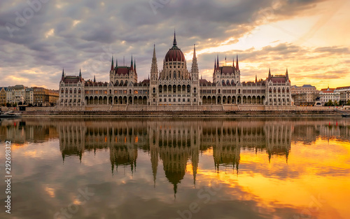 Amazing photos from hungarian Parliament building with beautiful morning lihgts. 