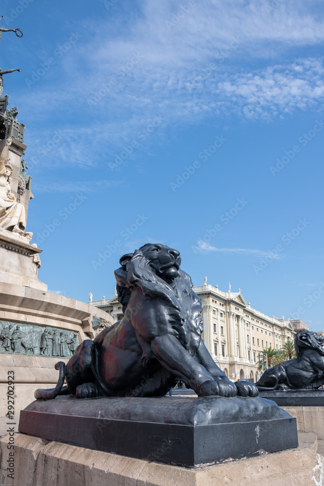 Imposante Löwenstatue 