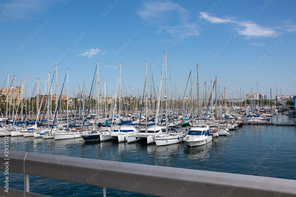 Großer Jachthafen in Barcelona