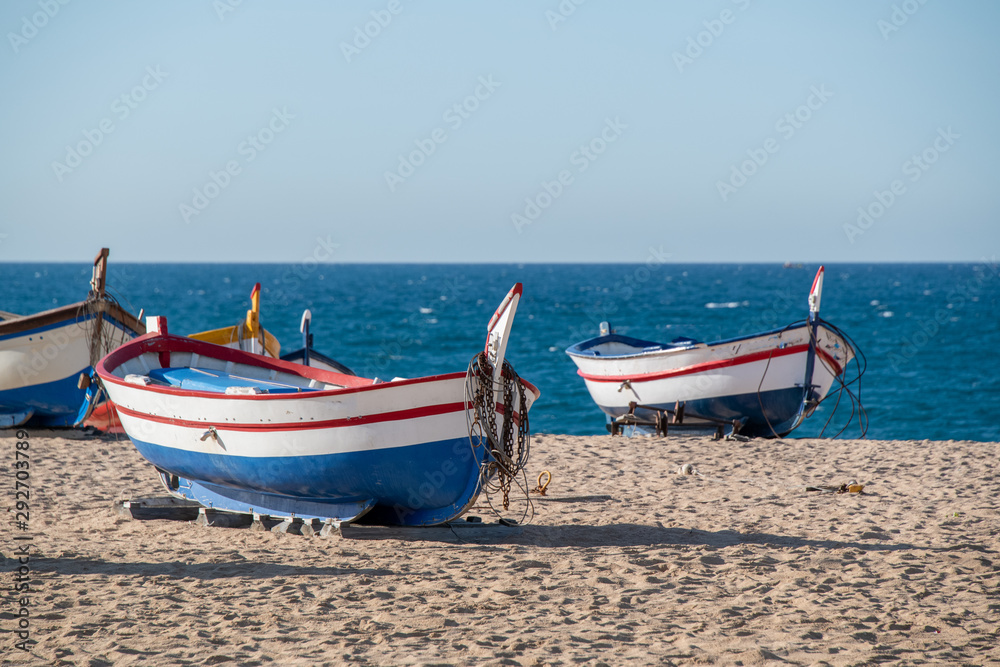 kleine Fischerboote am Strand