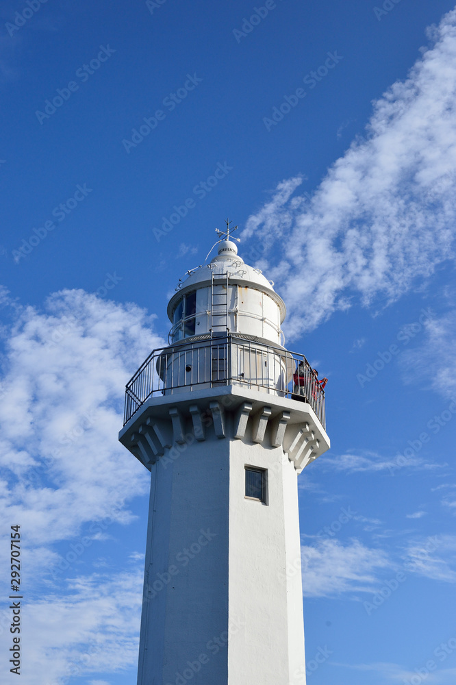 神奈川県横須賀市にある青空の下の灯台