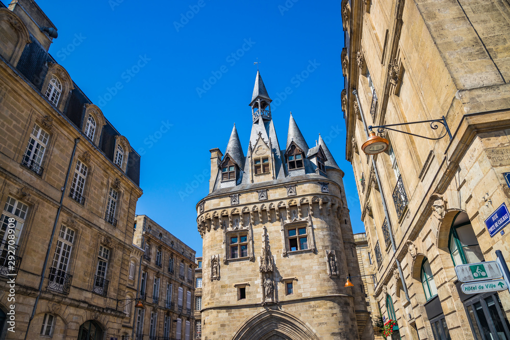 Fototapeta premium Porte Cailhau, a famous medieval gate of the old city walls of Bordeaux