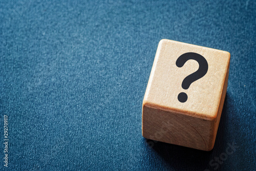 Foto Wooden toy cube with a question mark