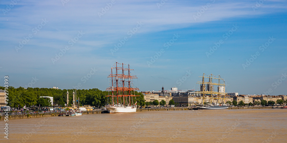 Obraz premium Sedov and Kruzenshtern Russian four-masted barques sail training ships moored to the quays of the Garonne river during the 