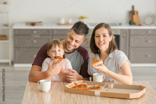 Tableau sur Toile Happy family eating pizza at home