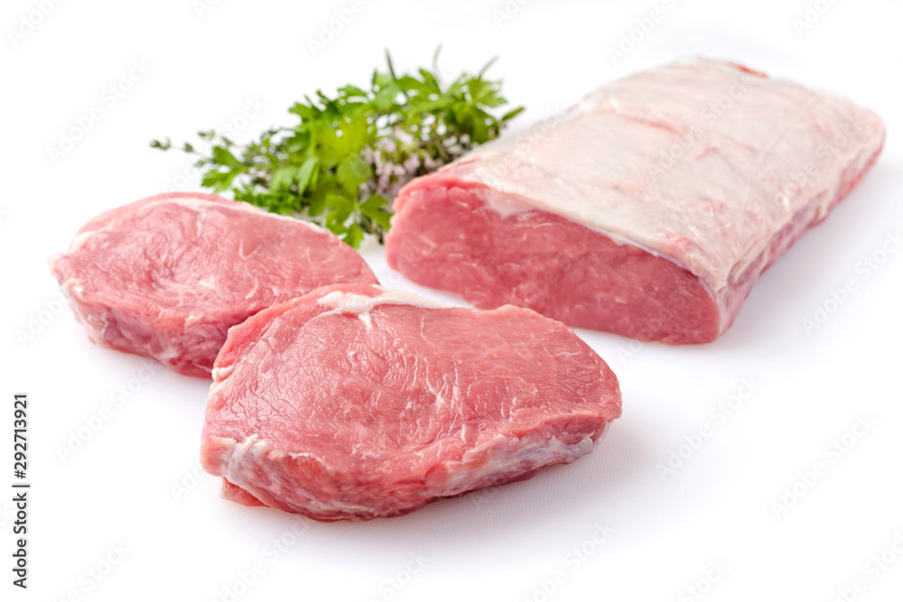 Roher dry aged Rinderrücken mit Kräuter als closeup vor weißem Hintergrund – freigestellt Roher dry aged Rinderrücken mit Kräuter als closeup vor weißem Hintergrund – freigestellt