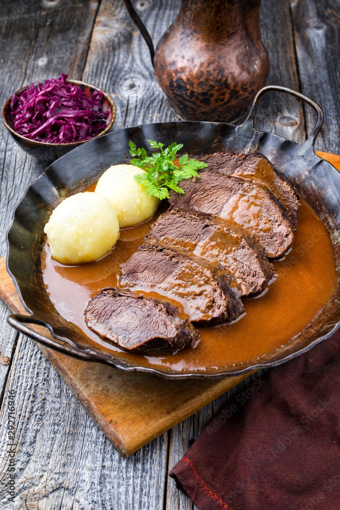 Traditioneller geschmorter marinierter deutscher Sauerbraten vom Rind ...