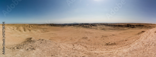 Panoramaaufnahme der kargen und weiten W  stenlandschaft am Welwitschia Drive mit Bergen und sp  rlicher Vegetation in der W  ste Namib bei Swakopmund in Namibia