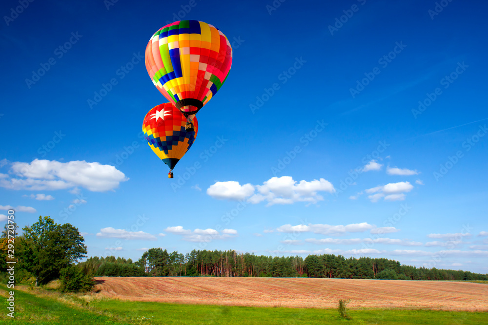 Obraz premium Balloon excursion high above the ground.
