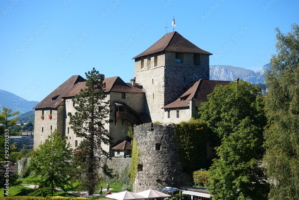 Schattenburg im Herbst