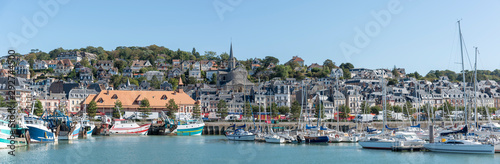 Panoramafoto vom Hafen in Trouville, Normandie, Frankreich