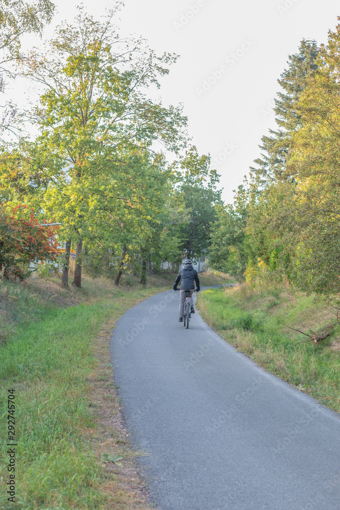 Radfahrer auf Radweg Radfahrer auf Radweg
