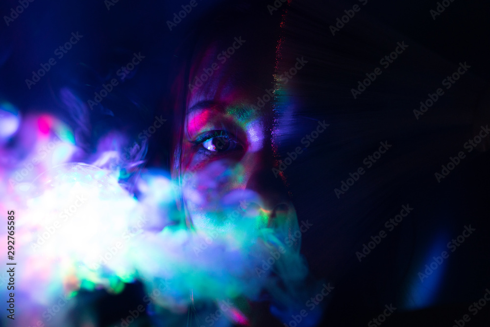 Frau testet neue Dimensionen aus Frau testet neue Dimensionen aus