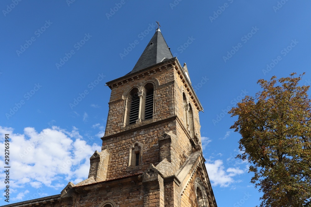Fototapeta premium Eglise Saint Victor dans le village de Poleymieux au Mont d'Or - département du Rhône - France - Vue de l'extérieur