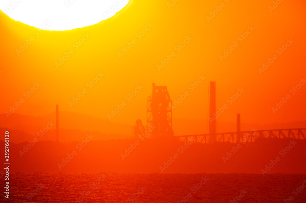 朝日が照らす無骨な鉄の風景DSC5763