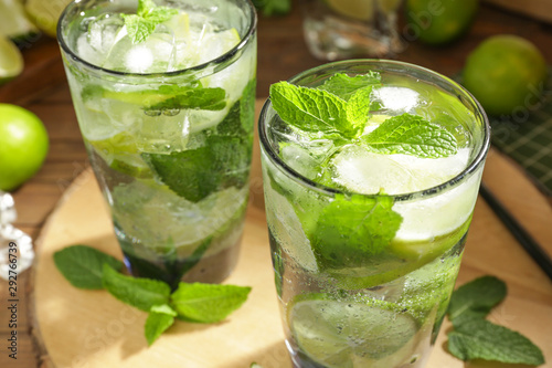 Canvas Print Glasses of fresh mojito on table, closeup