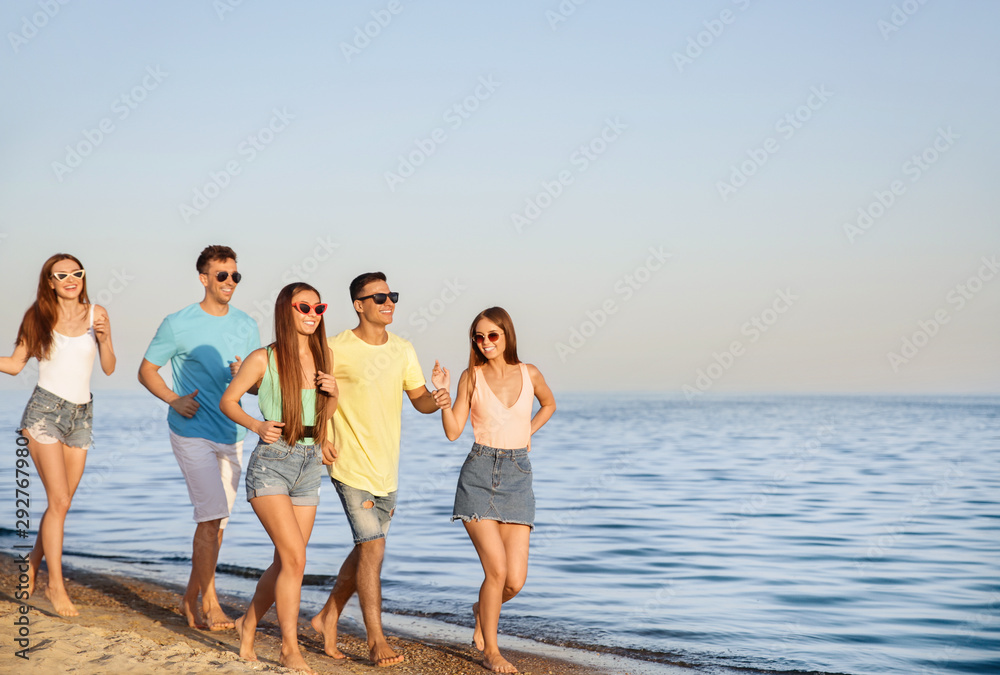 Obraz premium Friends running on sea beach