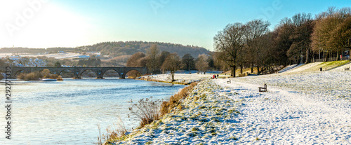 Obraz na płótnie A Bridge of Dee and walking path along the river in winter season, Aberdeen, Scotland w salonie