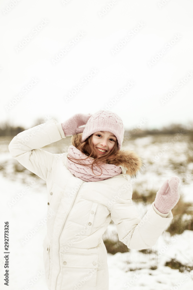 Obraz premium winter photo session, happy girl
