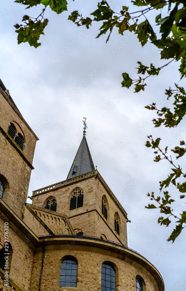 Dom zu Trier, Kirchturmspitze von Laub umrahmt