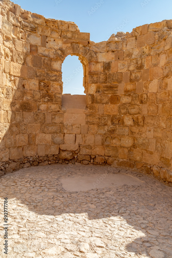Φωτογραφία Arched Window in the Ruins of an Ancient Church in Masada National Park, Israel