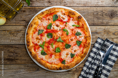 Εκτύπωση καμβά Italian pizza Margherita on wooden table