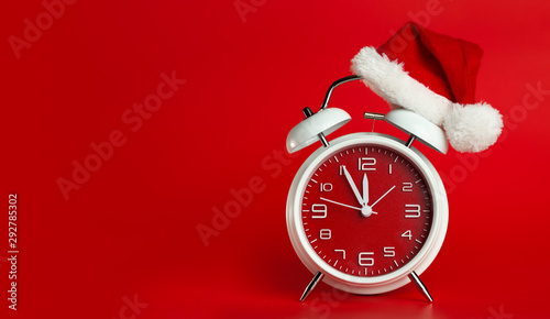 Εκτύπωση καμβά Red clock with Christmas Santa hat