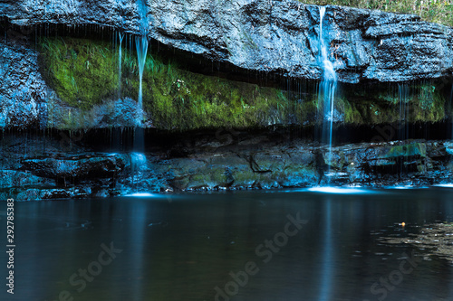 Fototapeta Naklejka Na Ścianę i Meble -  晩秋、紅葉の中の滝は凛としている中に寂しさがいっぱいだ。