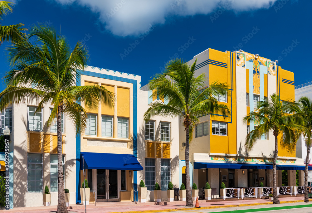 Fototapeta premium Art Deco district hotels on Ocean Drive, Miami Beach