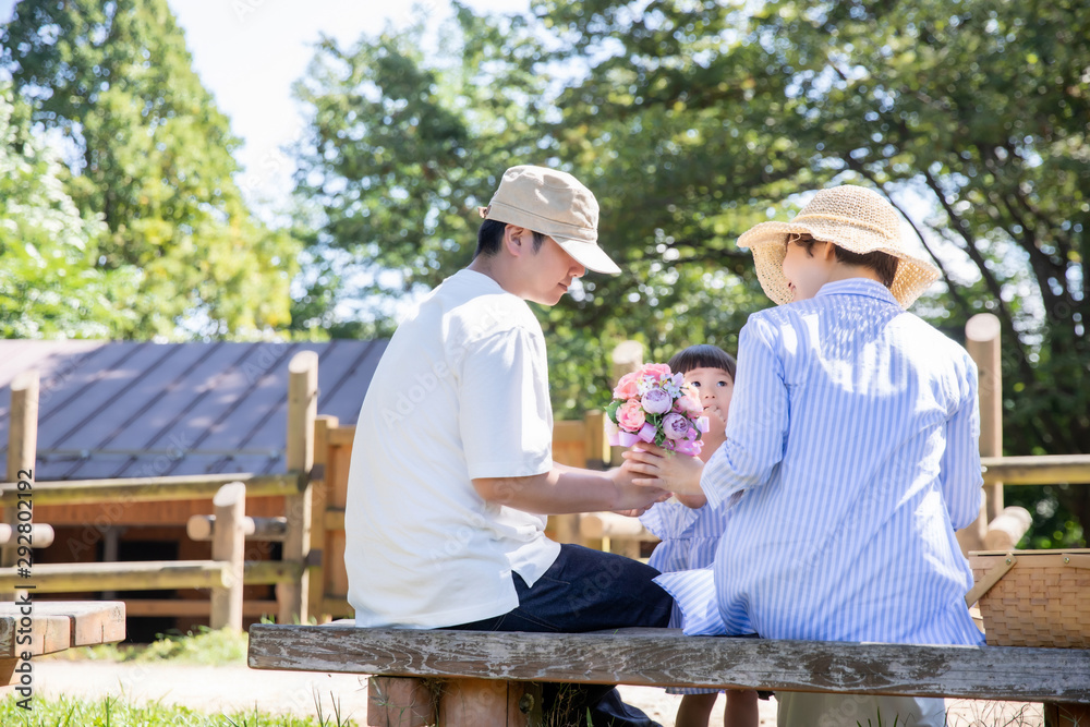 ママに花束をあげるパパ