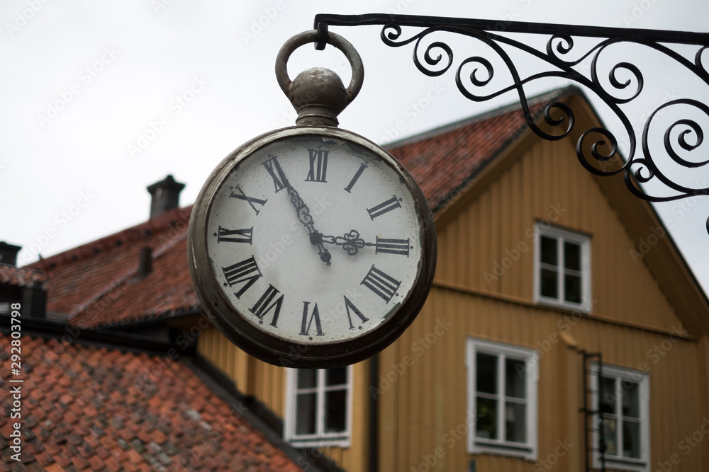 Fototapeta premium Bahnhofsuhr in Mariefred, Schweden