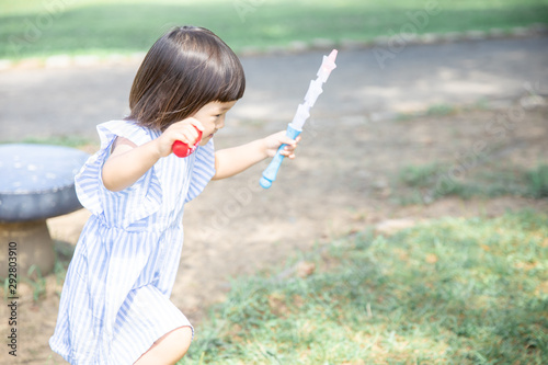 公園で遊ぶ家族のイメージ