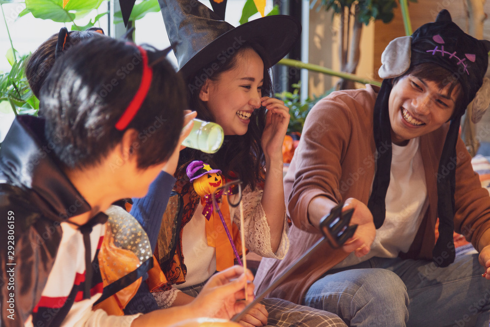 ハロウィンパーティーをする若者グループ ハロウィンパーティーをする若者グループ