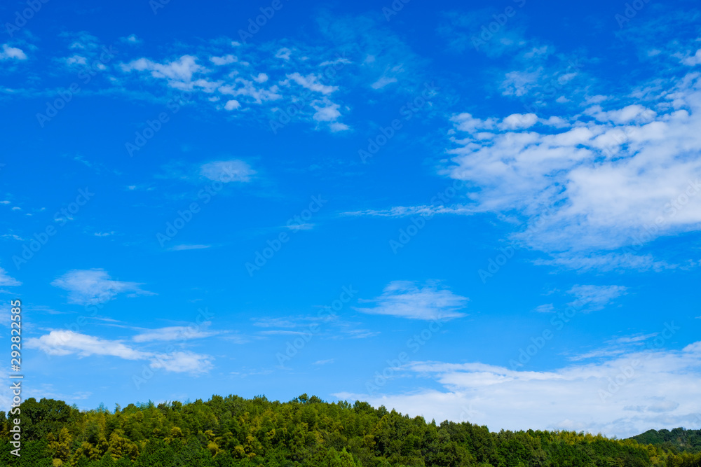 Obraz premium 【写真素材】 青空 空 雲 秋の空 背景 背景素材 9月 コピースペース 