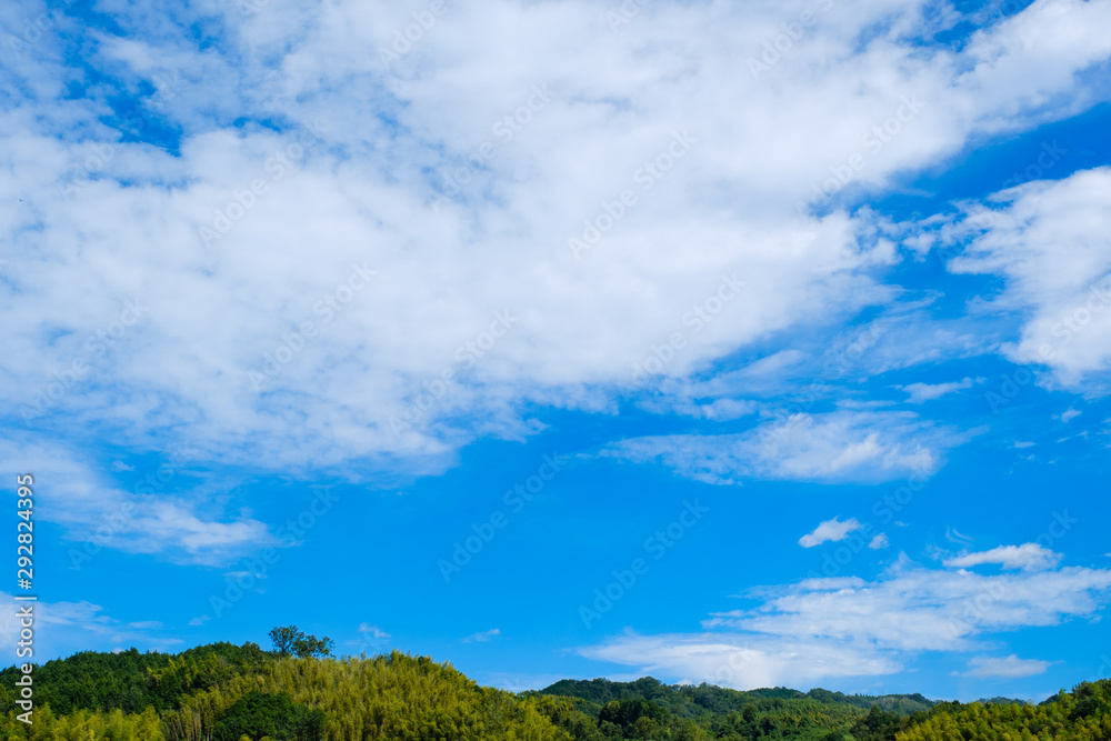 【写真素材】 青空　空　雲　秋の空　背景　背景素材　9月　コピースペース　