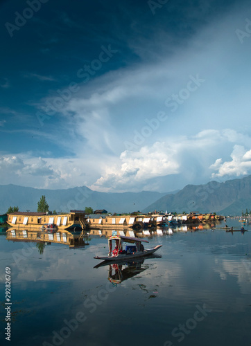 Fotografie Shikara taxi boat and houseboats on Dal Lake in Srinagar,  Jammu & Kashmir, Indi