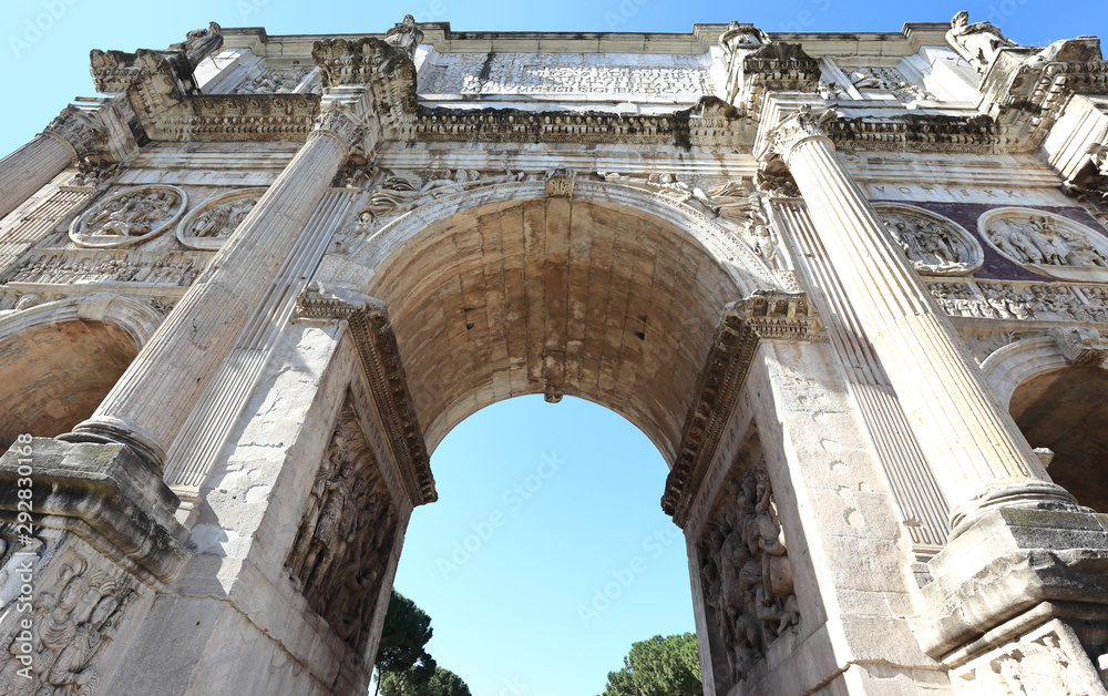 Fototapeta premium The Arch of Constantine located outside the Colosseum, Rome
