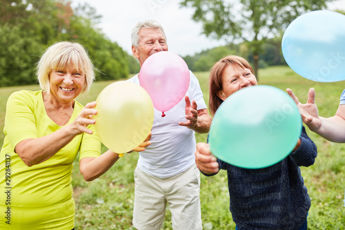 Senioren mit Luftballons feiern Geburtstag