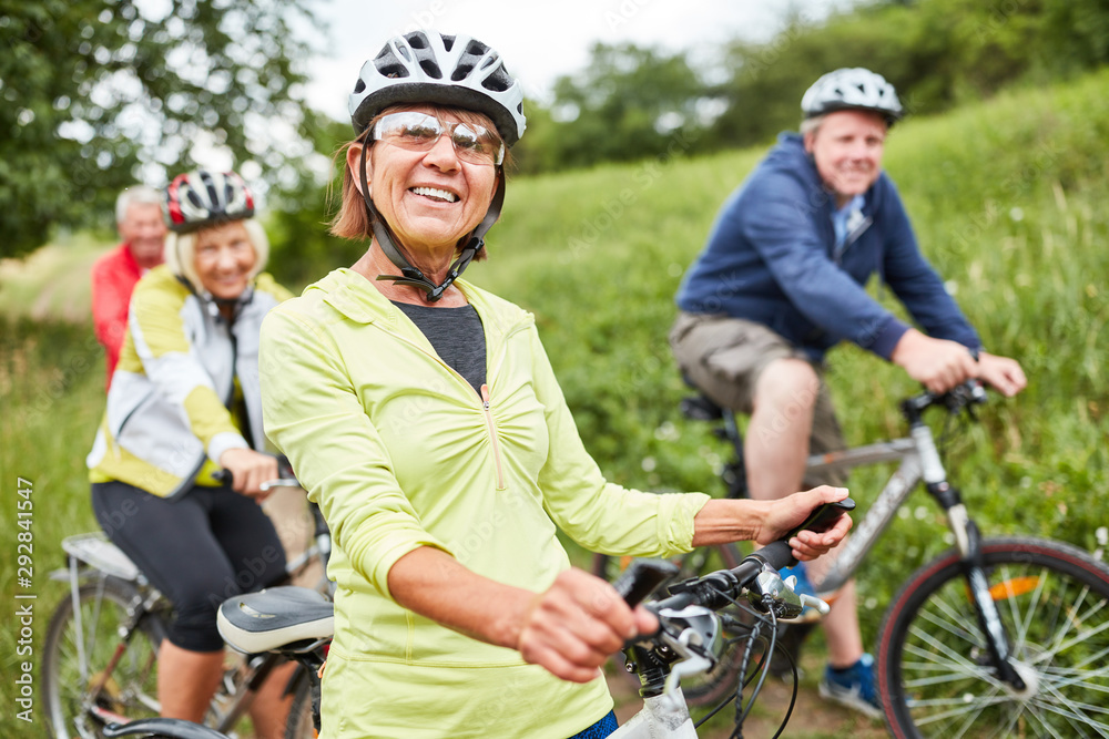 Senioren machen Urlaub mit dem Fahrrad Senioren machen Urlaub mit dem Fahrrad