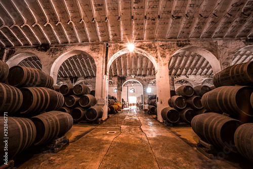 Botas de vino en una bodega espa  ola 