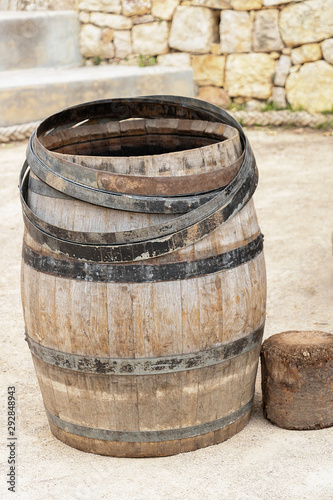 Fabrication traditionnelle et artisanale de tonneau à vin par un maître tonnelier dans le sud de la France en Provence bois et métal