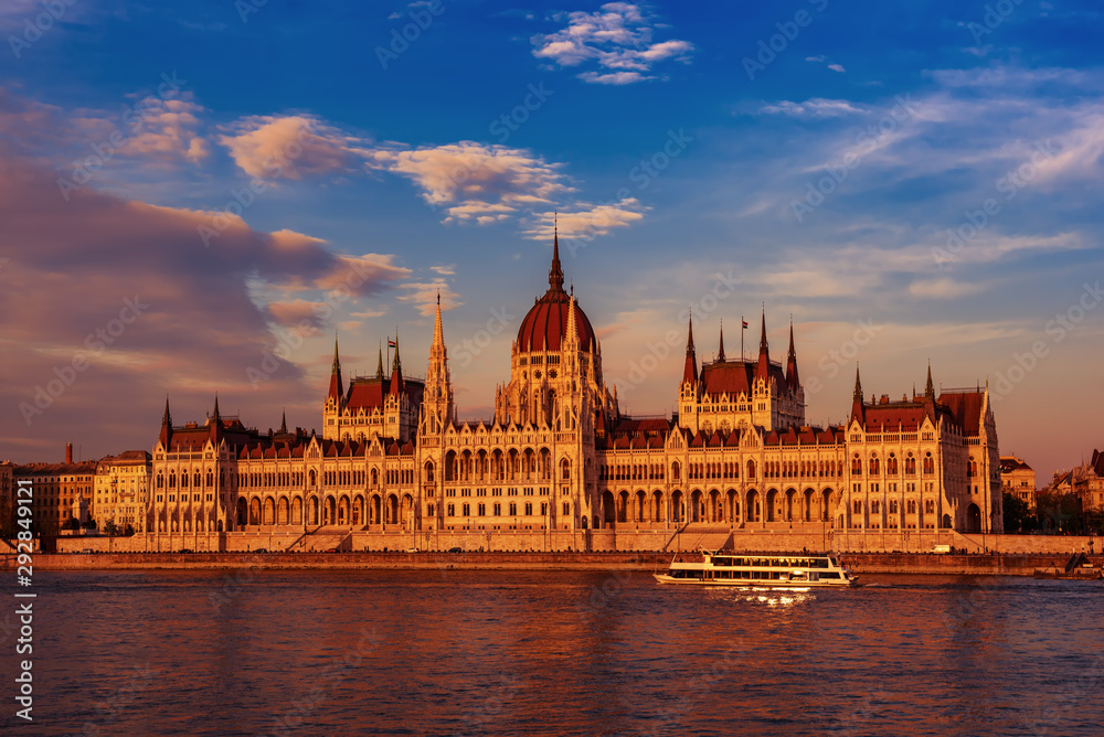 Fototapeta premium Budapest Parliament and river