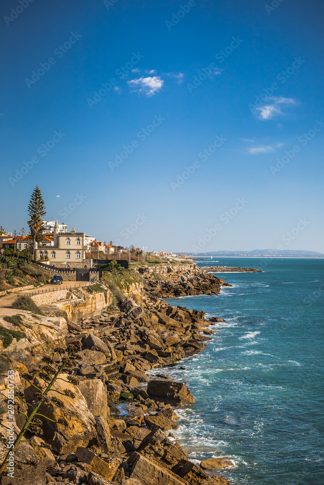 Fototapeta premium Le ciel bleu et la mer avec des rochers