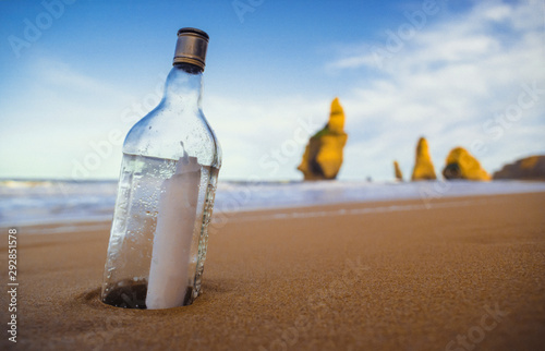 Tableau sur toile Message in a bottle, 12 Apostles, Great Ocean Road, Victoria, Australia