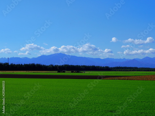 北海道十勝平野より望む日高山脈ー夏
