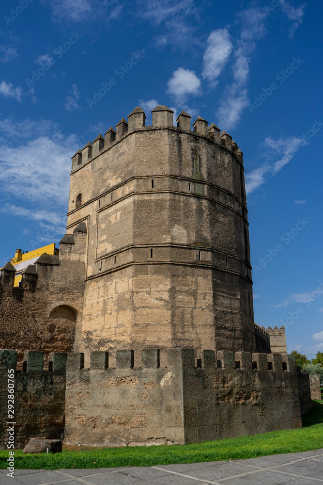 Muralla almohade de la ciudad de Sevilla, España