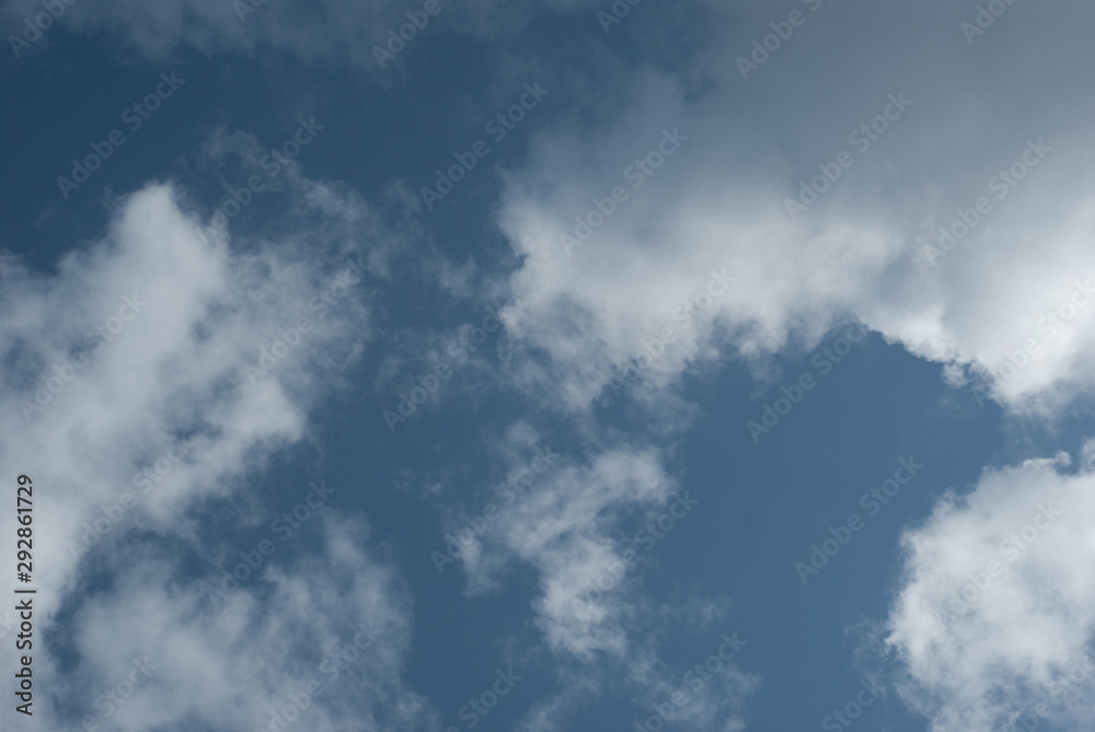 Obraz premium Blue sky with beautiful white clouds