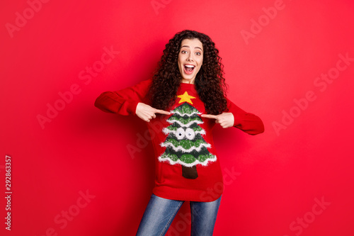 Canvastavla Portrait of amazed funny funky crazy girl point at her seasonal comfort jumper p